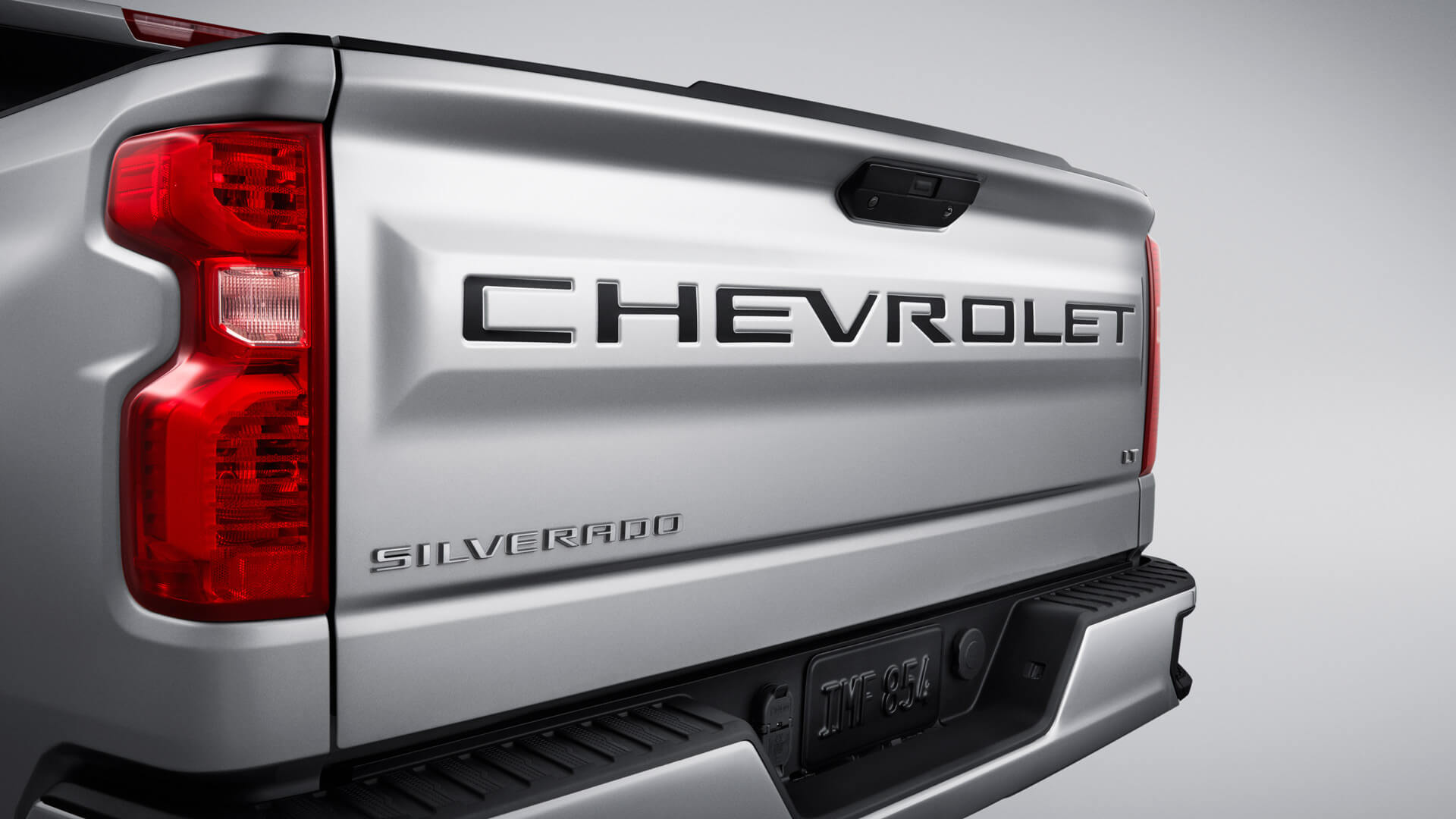 El adhesivo original para el portón trasero de tu camioneta Chevrolet Silverado resalta el aspecto robusto 