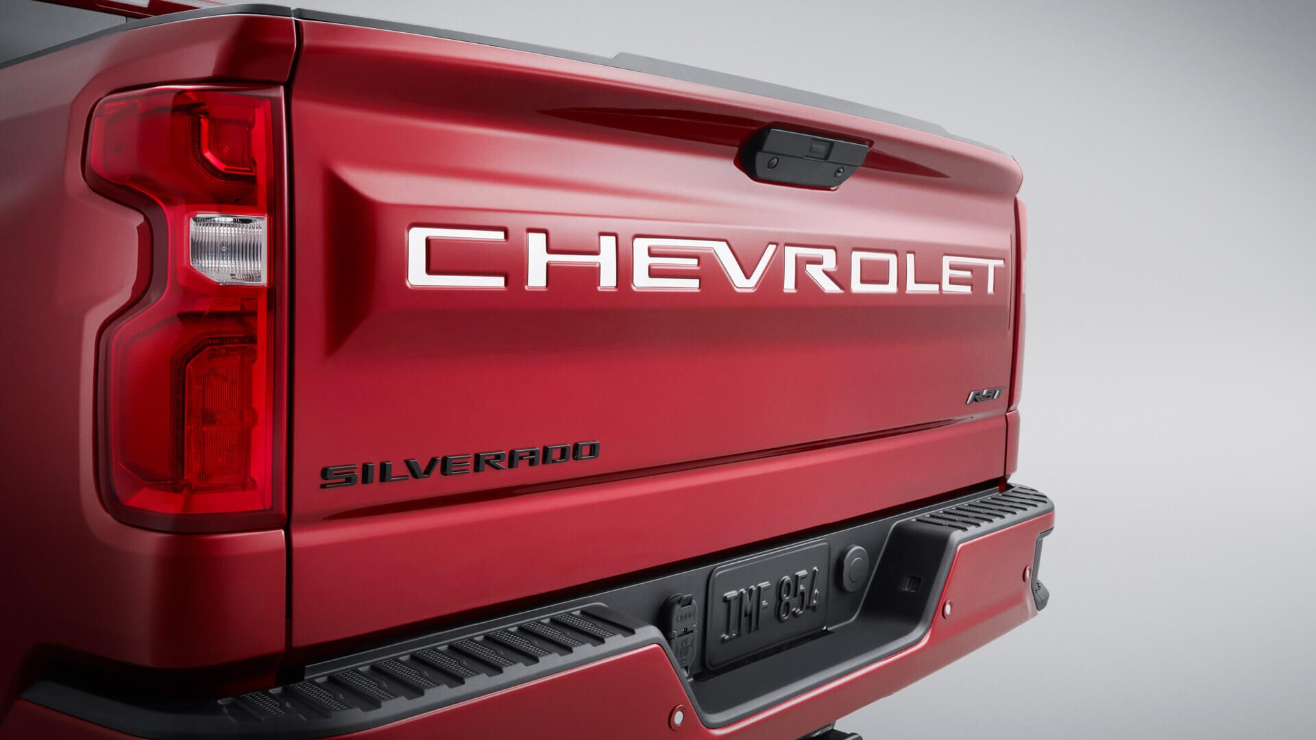 El logo Chevrolet para el portón trasero resalta el aspecto robusto de tu camioneta Silverado