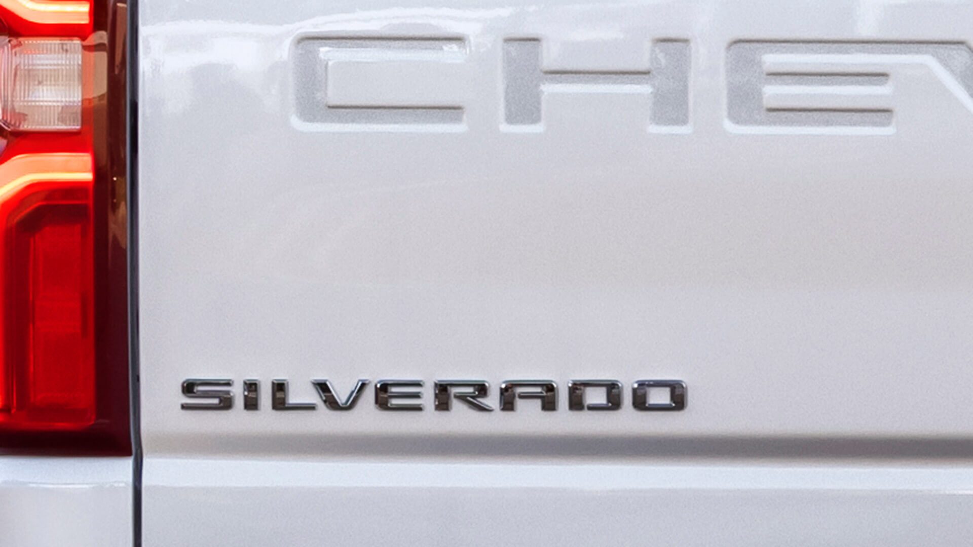 El accesorio original del logo Silverado para el portón trasero de tu camioneta Chevrolet da un aspecto elegante